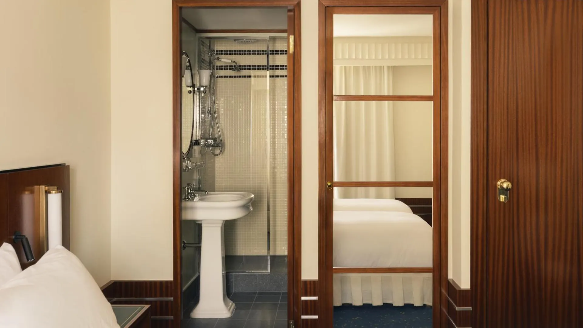 Hotel Des Grands Voyageurs Paris