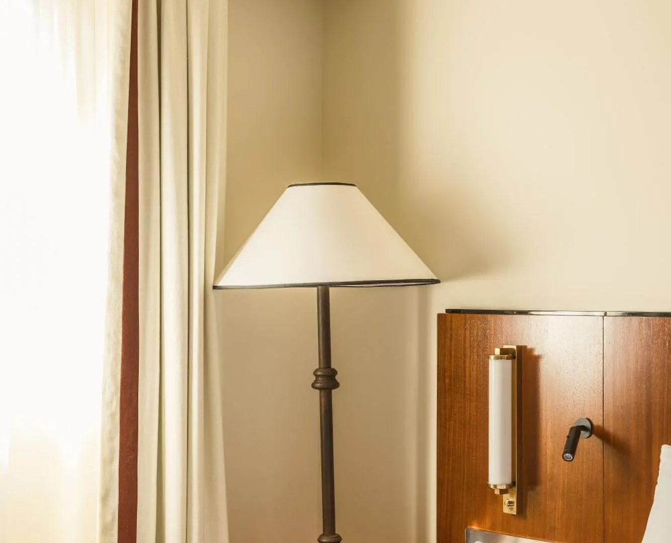 Hotel Des Grands Voyageurs Paris 4*,